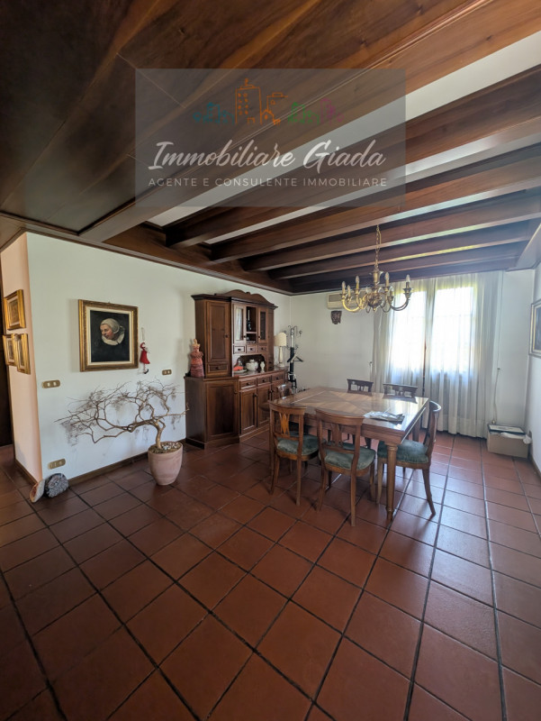 Una residenza esclusiva dove eleganza, comfort e privacy si incontrano in perfetta armonia.
Nel c...