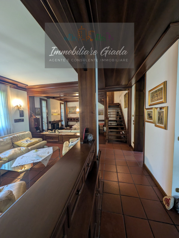 Una residenza esclusiva dove eleganza, comfort e privacy si incontrano in perfetta armonia.
Nel c...