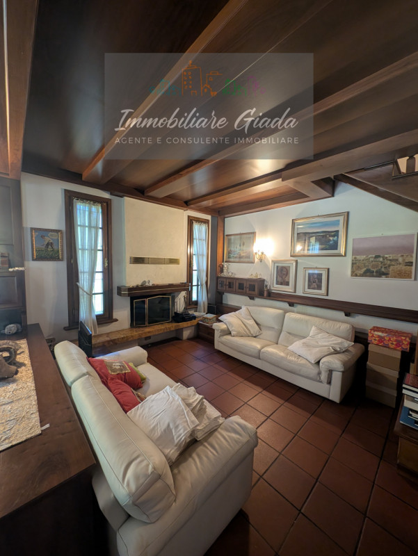 Una residenza esclusiva dove eleganza, comfort e privacy si incontrano in perfetta armonia.
Nel c...