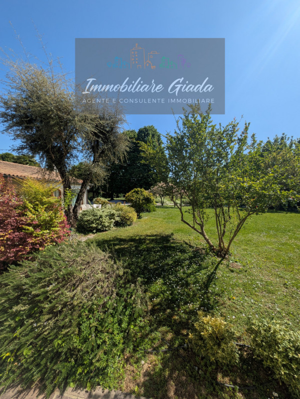 Una residenza esclusiva dove eleganza, comfort e privacy si incontrano in perfetta armonia.
Nel c...