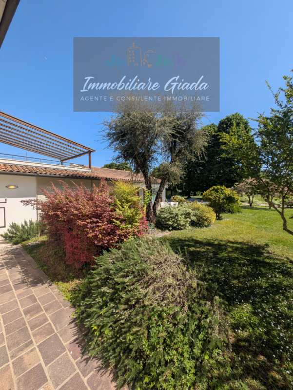 Una residenza esclusiva dove eleganza, comfort e privacy si incontrano in perfetta armonia.
Nel c...