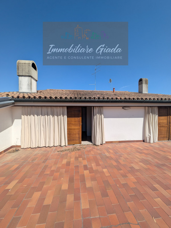 Una residenza esclusiva dove eleganza, comfort e privacy si incontrano in perfetta armonia.
Nel c...