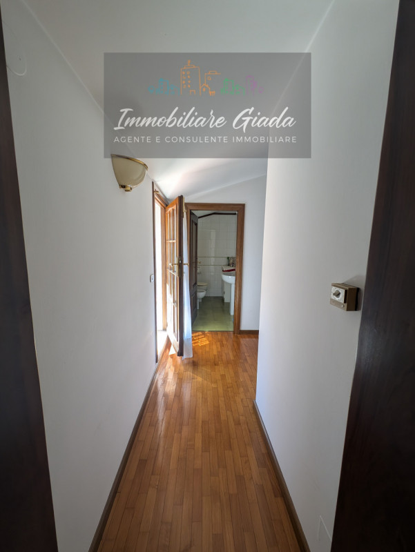 Una residenza esclusiva dove eleganza, comfort e privacy si incontrano in perfetta armonia.
Nel c...