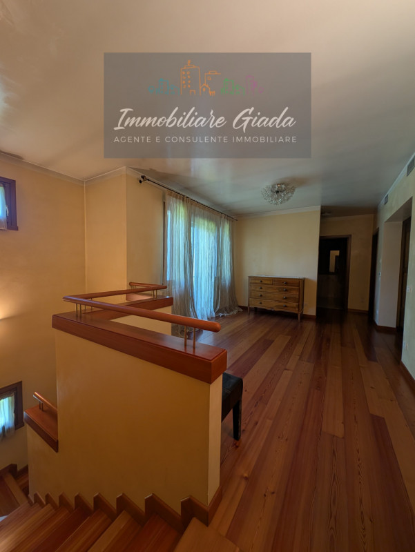 Una residenza esclusiva dove eleganza, comfort e privacy si incontrano in perfetta armonia.
Nel c...