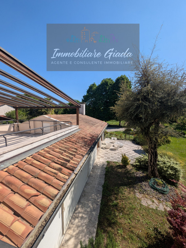 Una residenza esclusiva dove eleganza, comfort e privacy si incontrano in perfetta armonia.
Nel c...