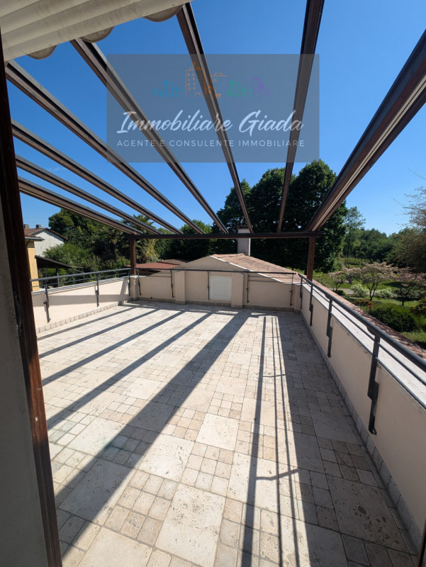 Una residenza esclusiva dove eleganza, comfort e privacy si incontrano in perfetta armonia.
Nel c...