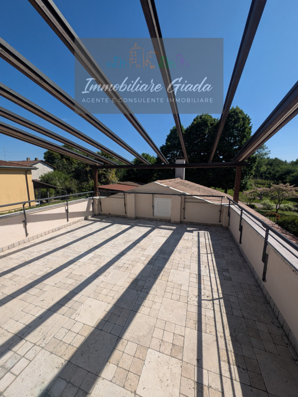 Una residenza esclusiva dove eleganza, comfort e privacy si incontrano in perfetta armonia.
Nel c...