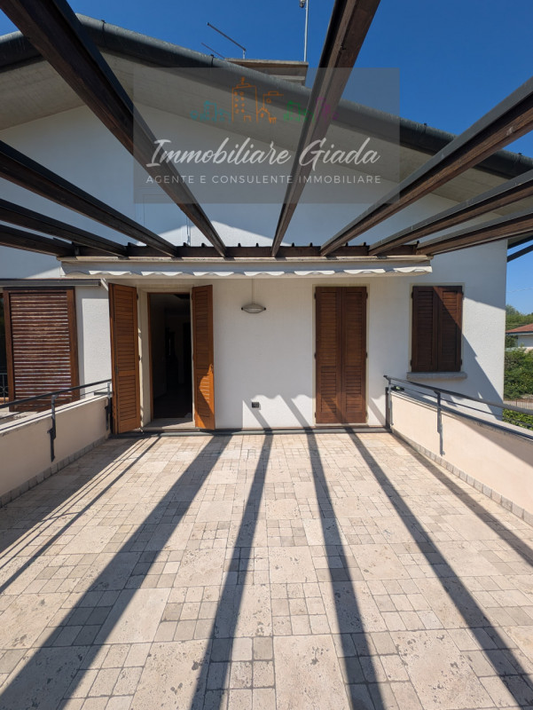 Una residenza esclusiva dove eleganza, comfort e privacy si incontrano in perfetta armonia.
Nel c...