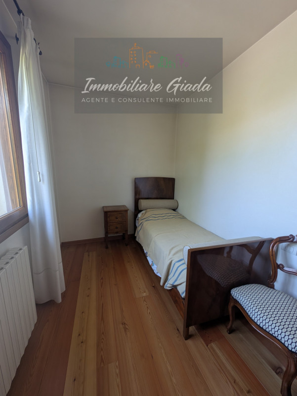 Una residenza esclusiva dove eleganza, comfort e privacy si incontrano in perfetta armonia.
Nel c...