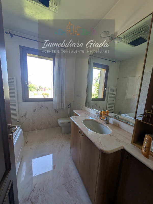 Una residenza esclusiva dove eleganza, comfort e privacy si incontrano in perfetta armonia.
Nel c...