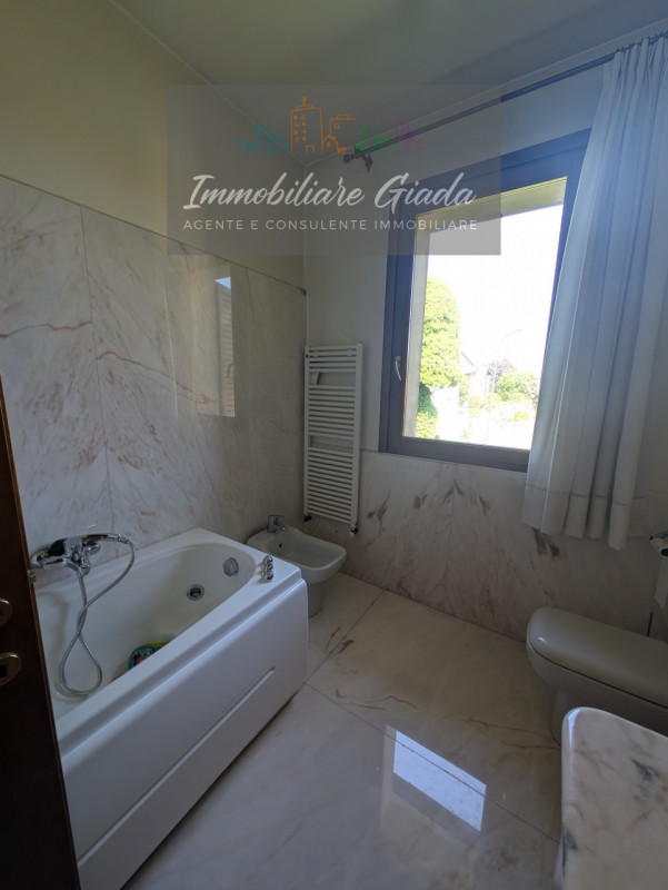 Una residenza esclusiva dove eleganza, comfort e privacy si incontrano in perfetta armonia.
Nel c...