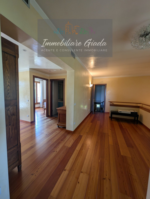 Una residenza esclusiva dove eleganza, comfort e privacy si incontrano in perfetta armonia.
Nel c...