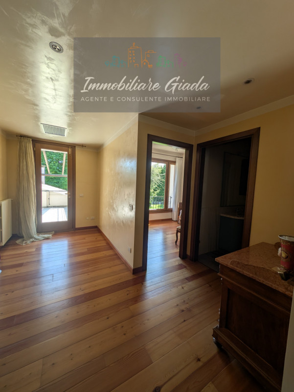 Una residenza esclusiva dove eleganza, comfort e privacy si incontrano in perfetta armonia.
Nel c...