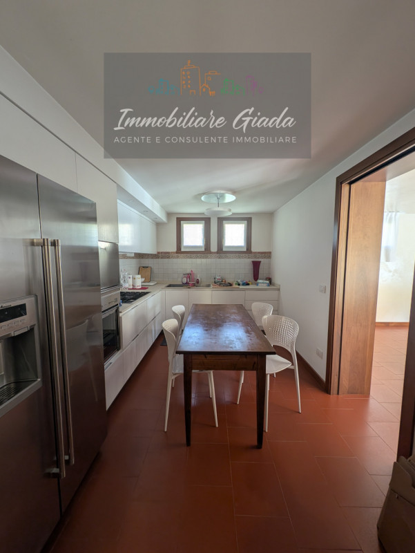 Una residenza esclusiva dove eleganza, comfort e privacy si incontrano in perfetta armonia.
Nel c...