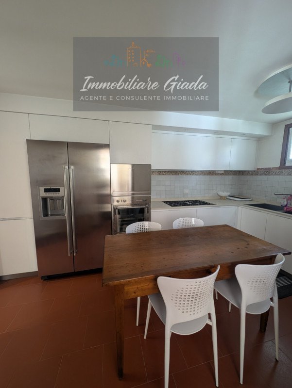 Una residenza esclusiva dove eleganza, comfort e privacy si incontrano in perfetta armonia.
Nel c...