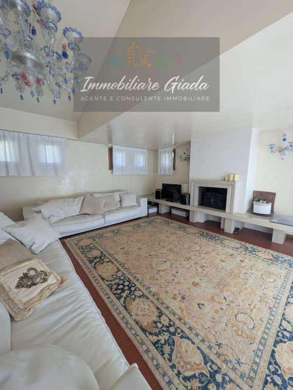 Una residenza esclusiva dove eleganza, comfort e privacy si incontrano in perfetta armonia.
Nel c...