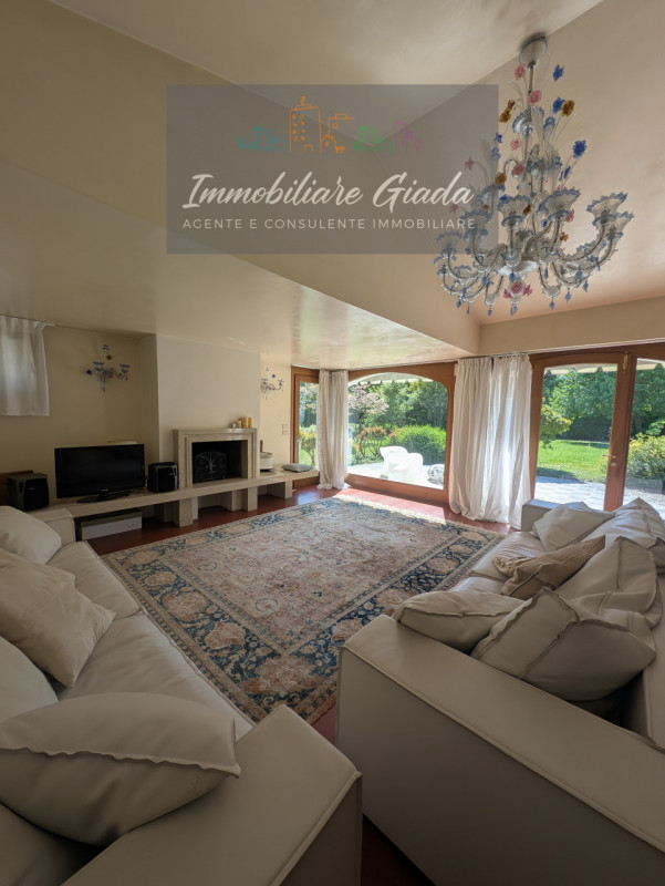 Una residenza esclusiva dove eleganza, comfort e privacy si incontrano in perfetta armonia.
Nel c...