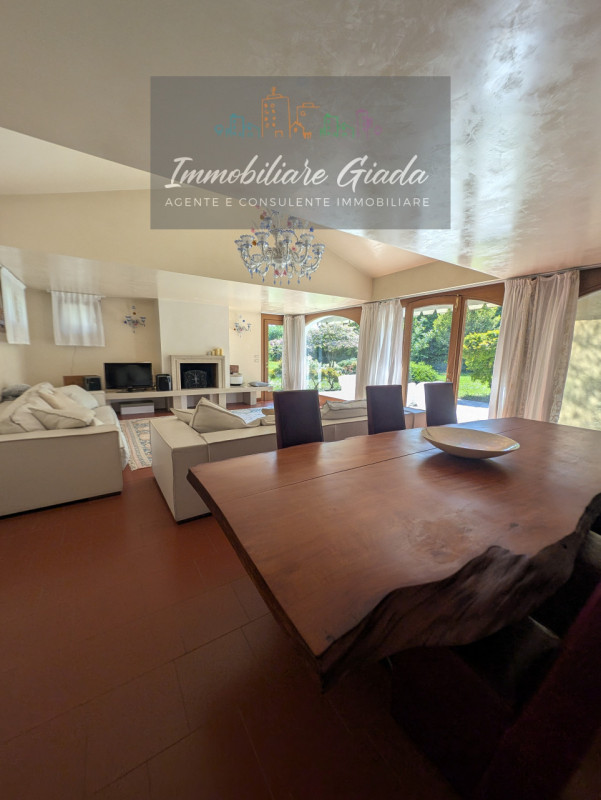 Una residenza esclusiva dove eleganza, comfort e privacy si incontrano in perfetta armonia.
Nel c...