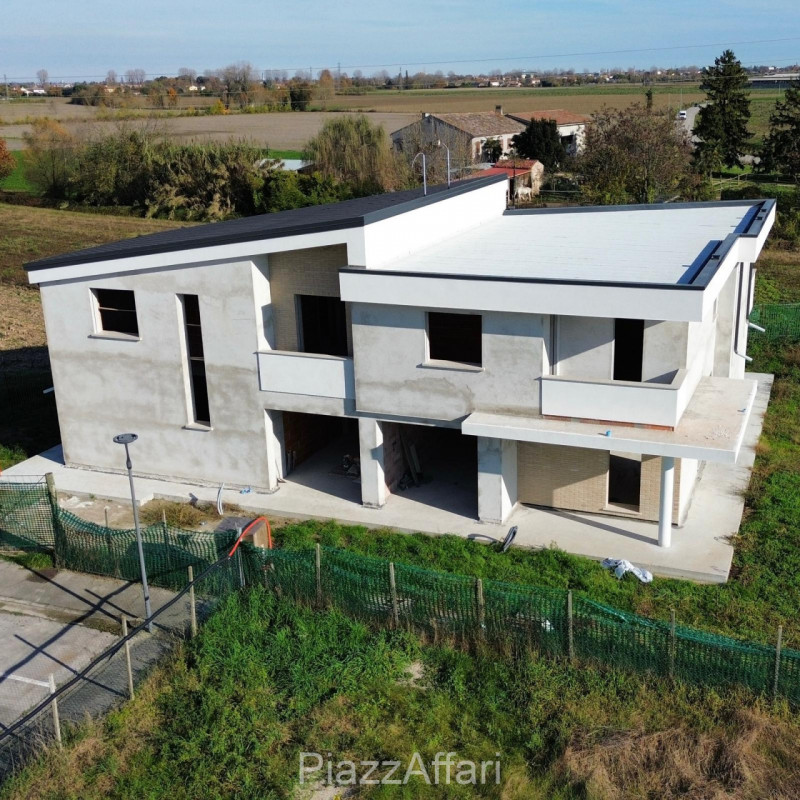 Bifamiliare in zona centralissima di Brugine. 
La stessa, rigorosamente edificata con le migliori...
