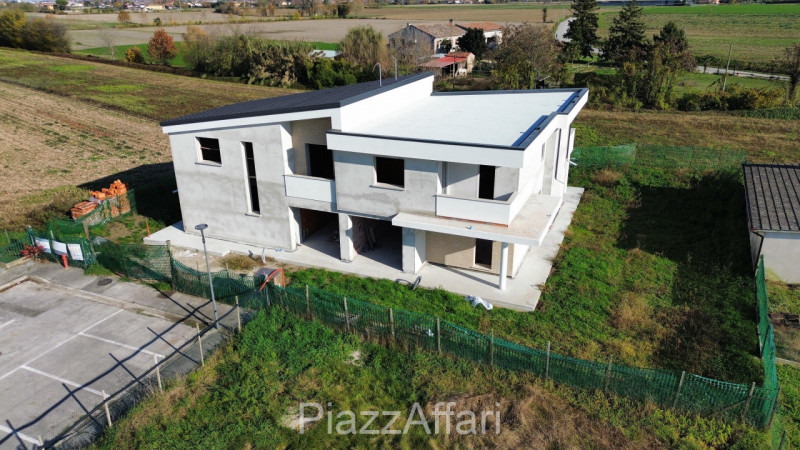 Bifamiliare in zona centralissima di Brugine. 
La stessa, rigorosamente edificata con le migliori...