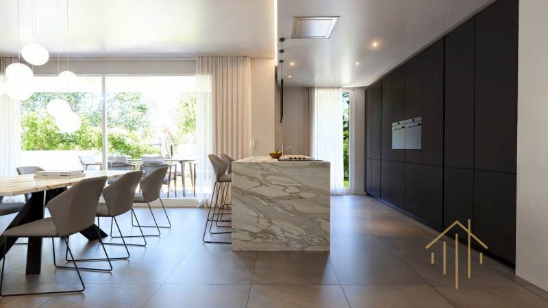 Stra – In una delle zone più apprezzate e residenziali del paese, all’interno di un elegante cont...