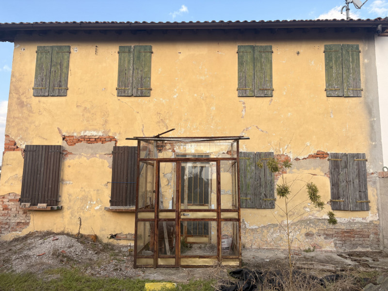 Proponiamo in vendita una porzione di bifamiliare situata nel comune di Stra, nella tranquilla e ...