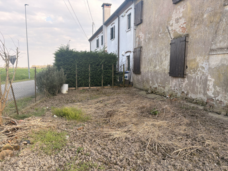 Proponiamo in vendita una porzione di bifamiliare situata nel comune di Stra, nella tranquilla e ...