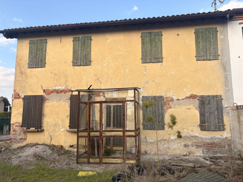 Proponiamo in vendita una porzione di bifamiliare situata nel comune di Stra, nella tranquilla e ...