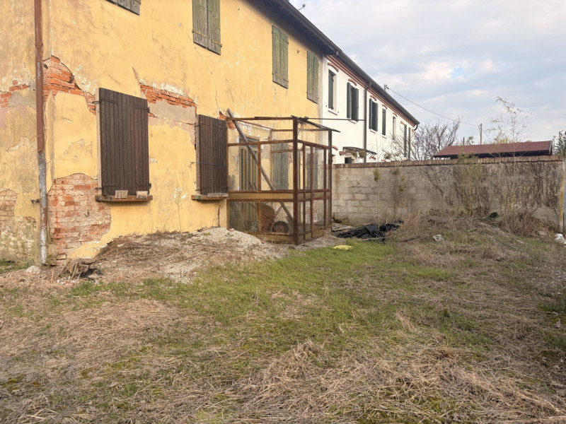 Proponiamo in vendita una porzione di bifamiliare situata nel comune di Stra, nella tranquilla e ...