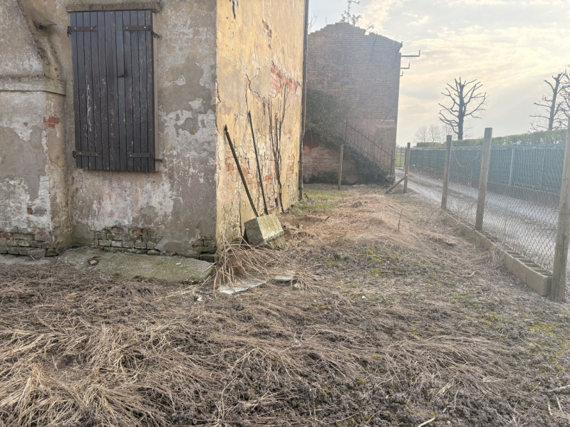 Proponiamo in vendita una porzione di bifamiliare situata nel comune di Stra, nella tranquilla e ...