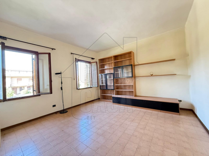 Rif. P590 Proponiamo in vendita appartamento al primo piano da ristrutturare situato ad Este, una...