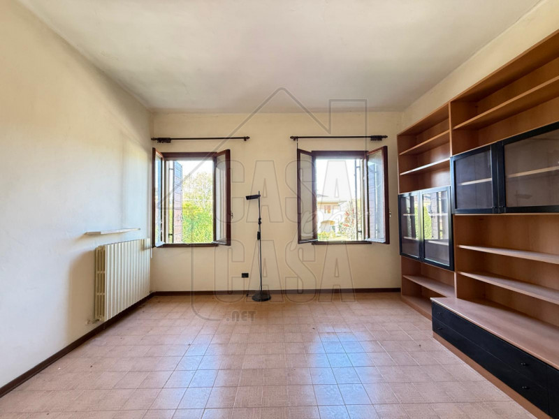 Rif. P590 Proponiamo in vendita appartamento al primo piano da ristrutturare situato ad Este, una...