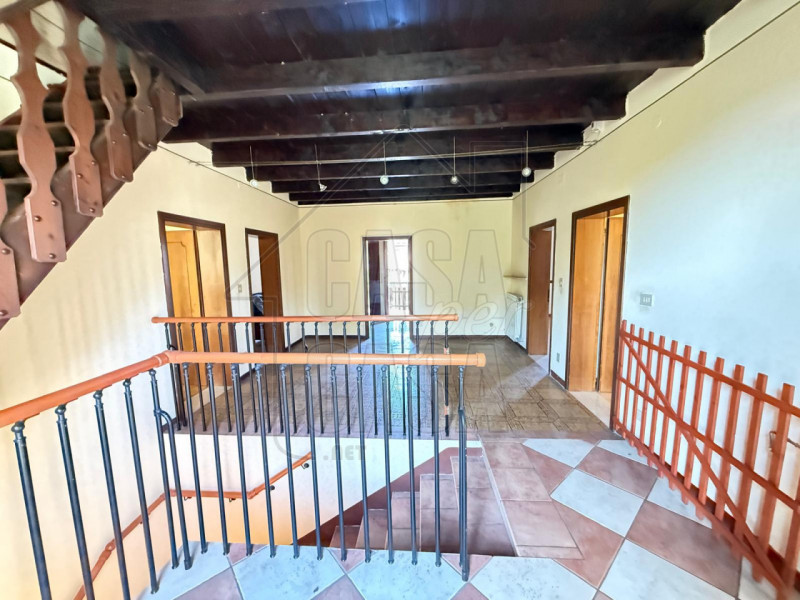 Rif. P590 Proponiamo in vendita appartamento al primo piano da ristrutturare situato ad Este, una...