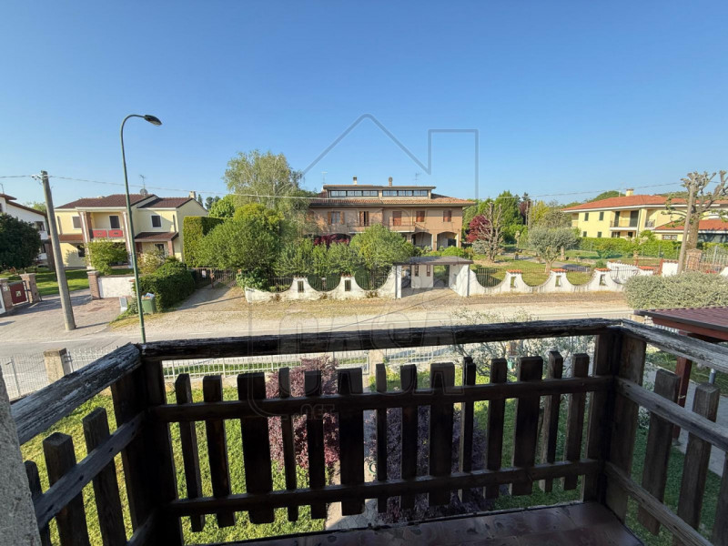 Rif. P590 Proponiamo in vendita appartamento al primo piano da ristrutturare situato ad Este, una...