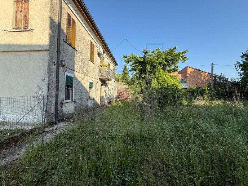 Rif. P590 Proponiamo in vendita appartamento al primo piano da ristrutturare situato ad Este, una...