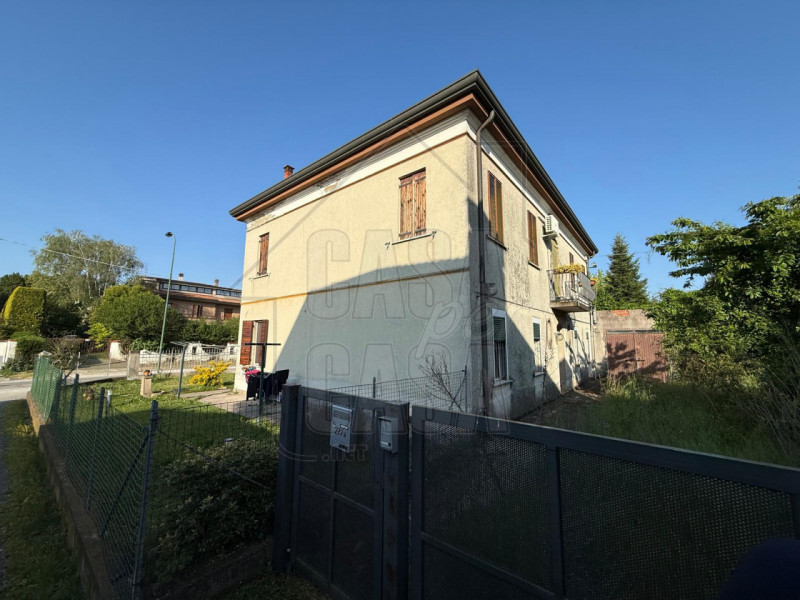Rif. P590 Proponiamo in vendita appartamento al primo piano da ristrutturare situato ad Este, una...
