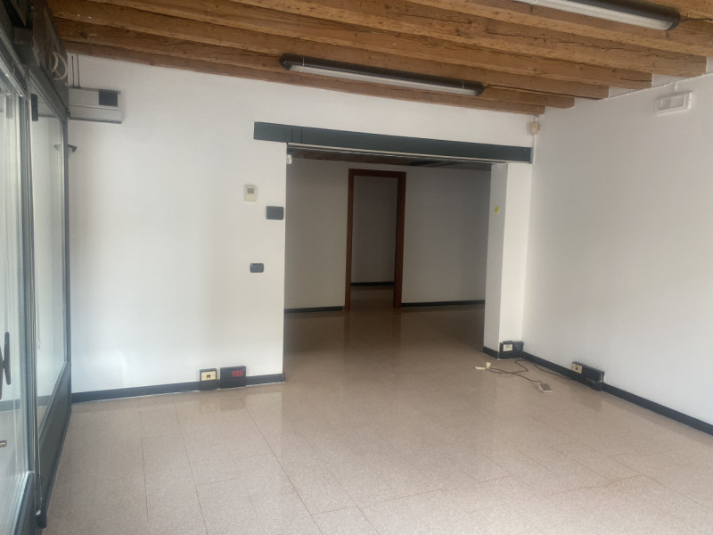 In zona di forte passaggio veicolare e pedonale, proponiamo in locazione un locale commerciale al...