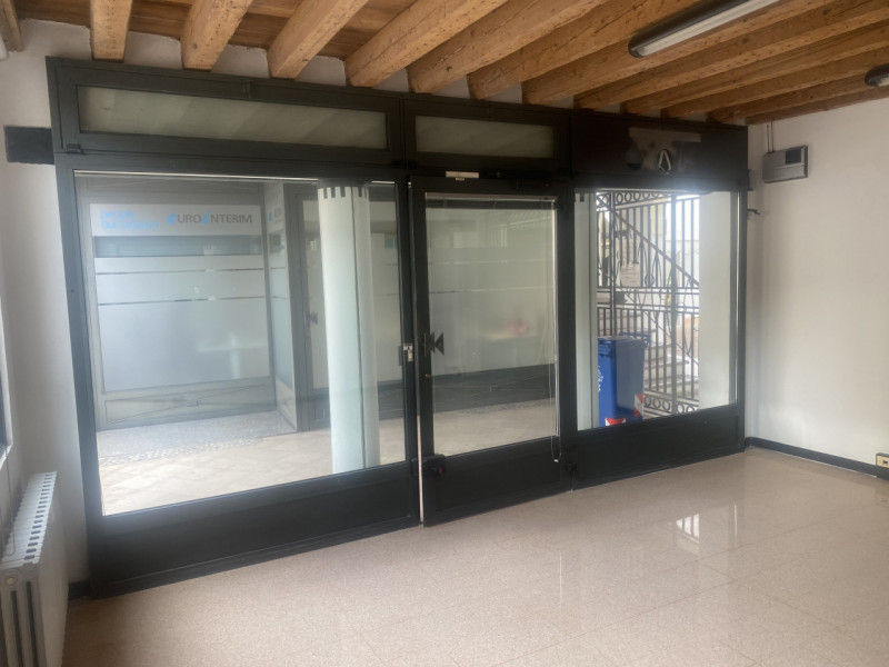 In zona di forte passaggio veicolare e pedonale, proponiamo in locazione un locale commerciale al...