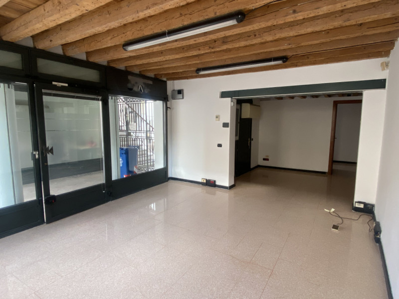 In zona di forte passaggio veicolare e pedonale, proponiamo in locazione un locale commerciale al...