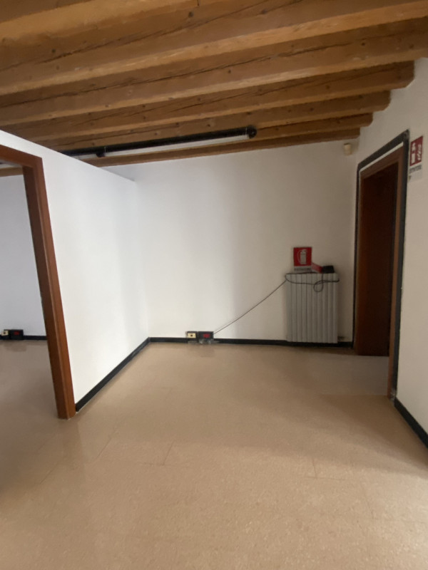 In zona di forte passaggio veicolare e pedonale, proponiamo in locazione un locale commerciale al...