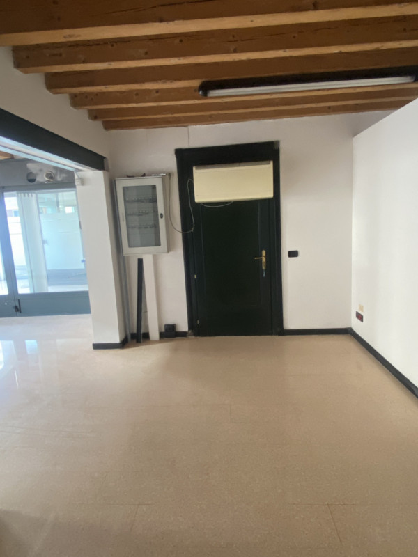 In zona di forte passaggio veicolare e pedonale, proponiamo in locazione un locale commerciale al...