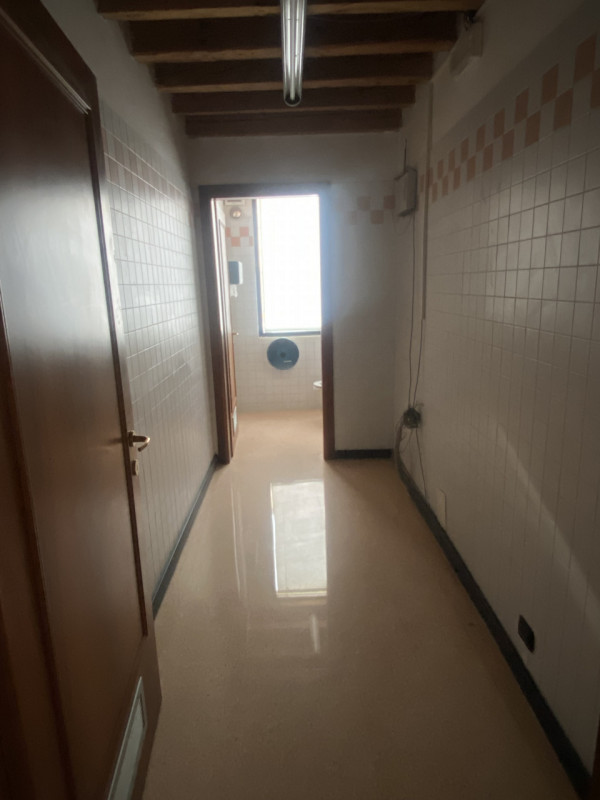 In zona di forte passaggio veicolare e pedonale, proponiamo in locazione un locale commerciale al...