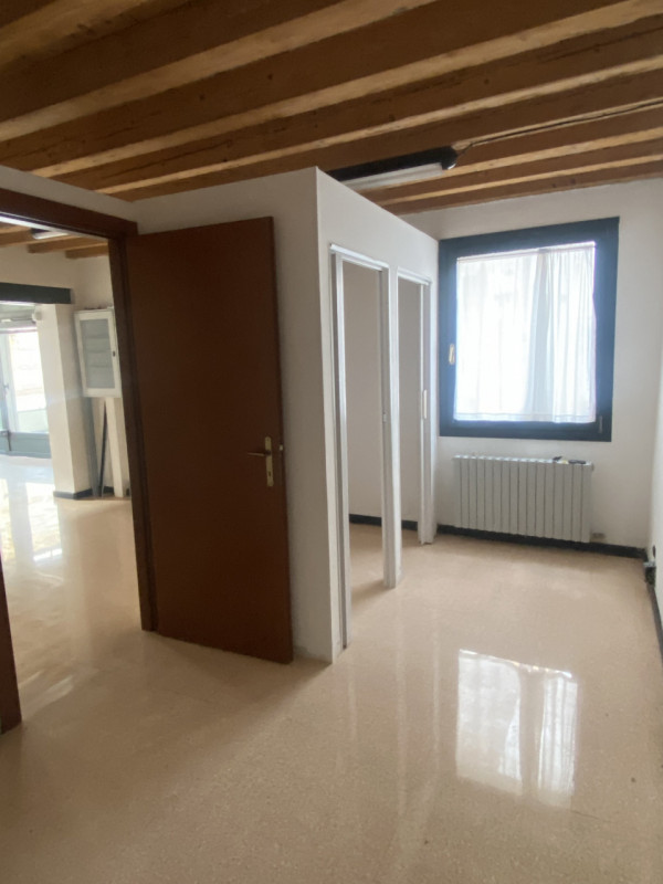 In zona di forte passaggio veicolare e pedonale, proponiamo in locazione un locale commerciale al...