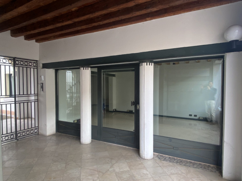In zona di forte passaggio veicolare e pedonale, proponiamo in locazione un locale commerciale al...