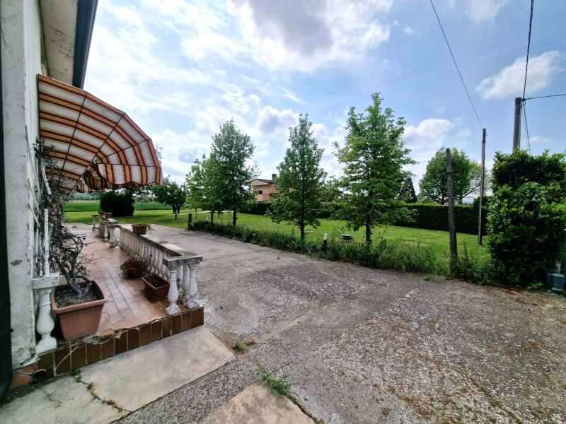 A Campodoro, in una posizione tranquilla e immersa nel verde ma comunque comoda ai principali ser...