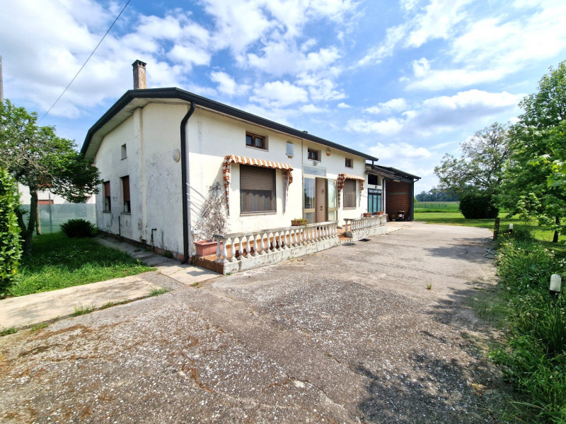 A Campodoro, in una posizione tranquilla e immersa nel verde ma comunque comoda ai principali ser...