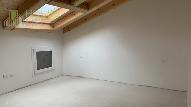 SCHIO - CENTRO: In posizione centralissima, proponiamo in vendita un elegante appartamento duplex...