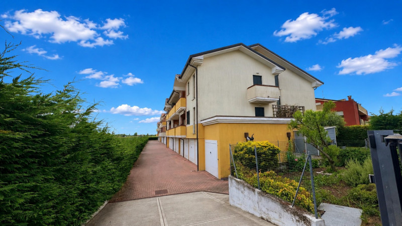 In zona residenziale a Bovolenta (5 km da Conselve e/o Casalserugo), in una palazzina moderna dal...