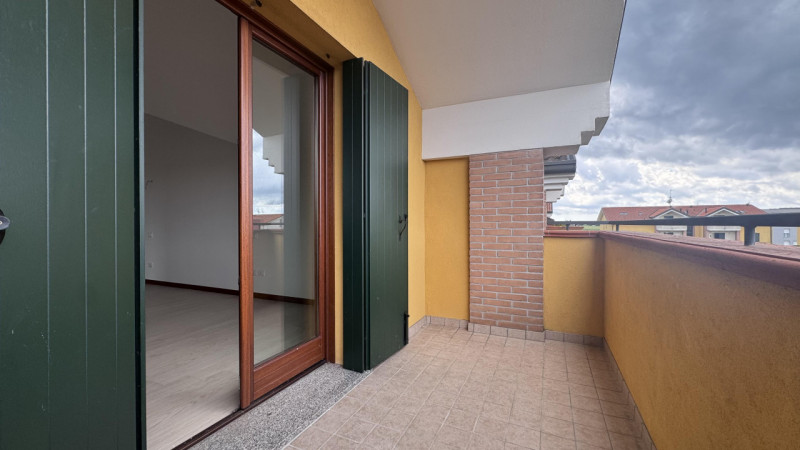 In zona residenziale a Bovolenta (5 km da Conselve e/o Casalserugo), in una palazzina moderna dal...