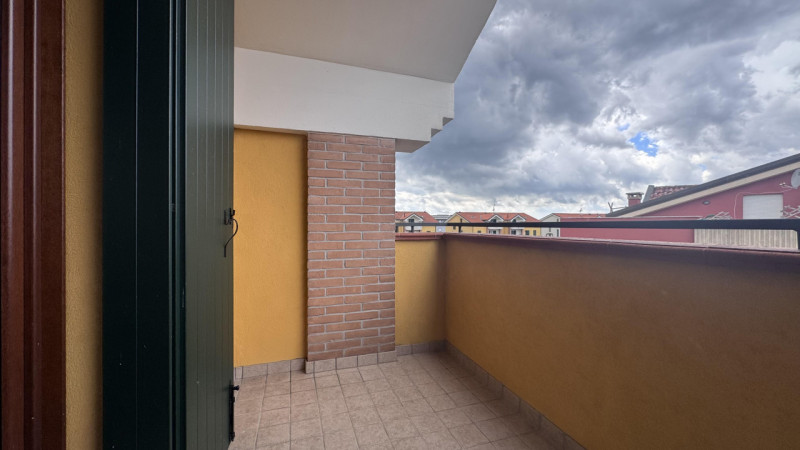 In zona residenziale a Bovolenta (5 km da Conselve e/o Casalserugo), in una palazzina moderna dal...